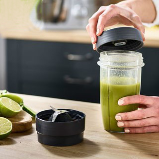 Kenwood Smoothie Maker KAH 740 PL: Blendet gesunde Smoothies, ideal für frische Zutaten wie Limetten. Perfekt für jede Küche.