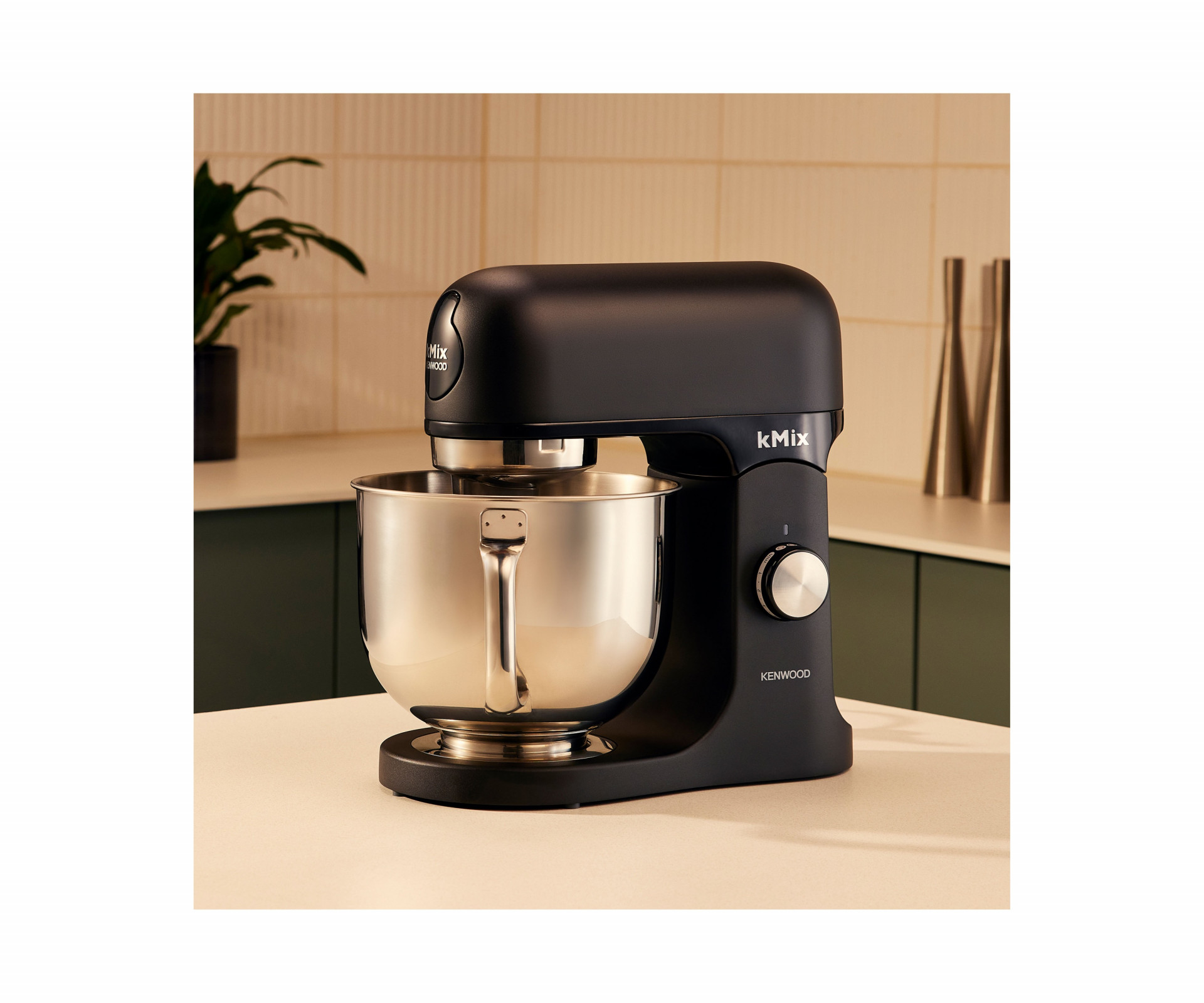 Kenwood kMix in Schwarz – elegante Küchenmaschine mit 5,0 Liter Edelstahlschüssel.