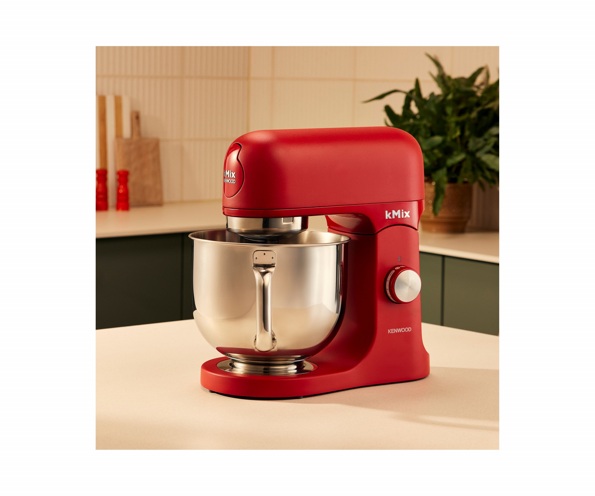 Kenwood kMix in Rot – elegante Küchenmaschine mit 5,0 Liter Edelstahlschüssel.