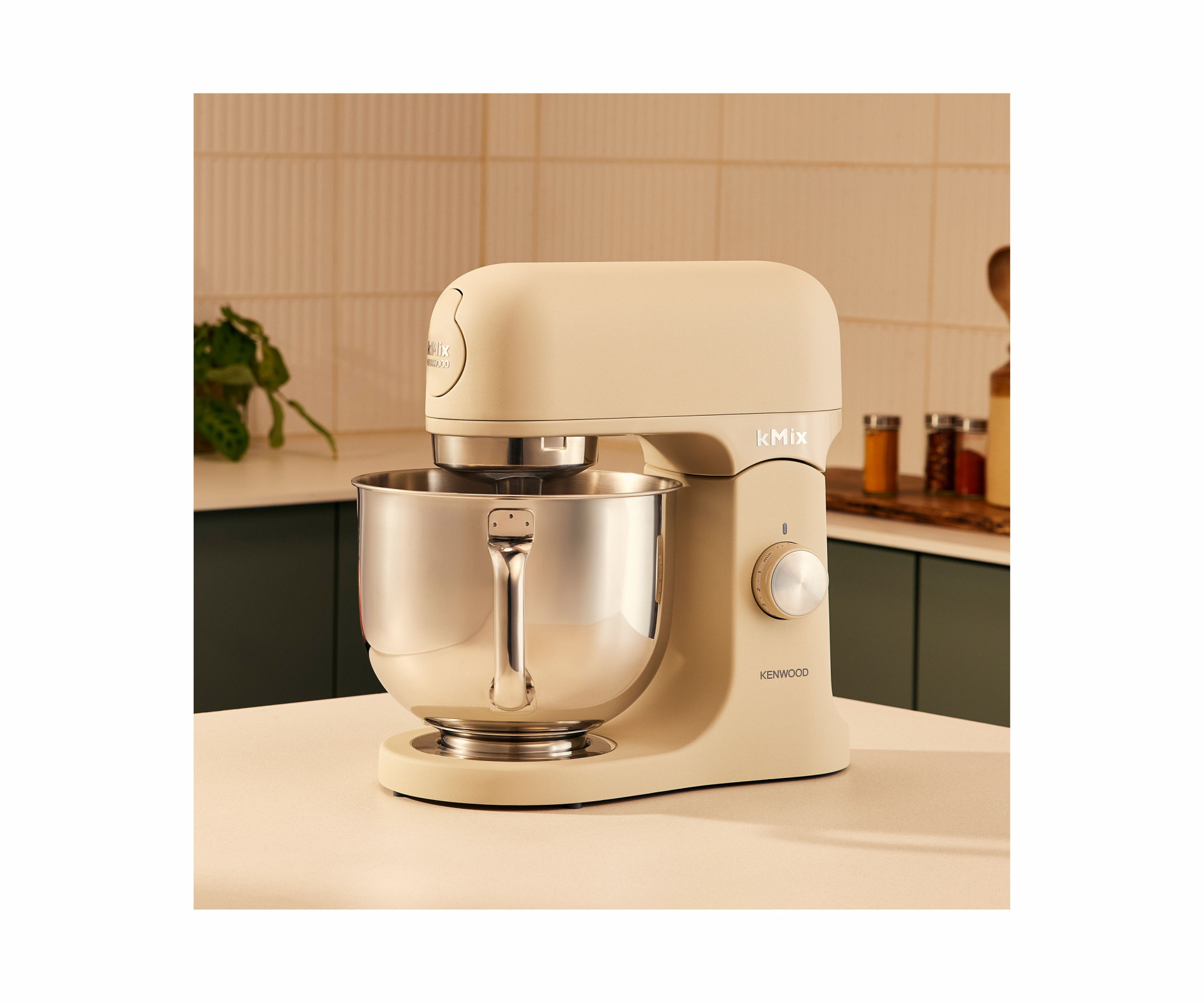Kenwood kMix in Creme – elegante Küchenmaschine mit 5,0 Liter Edelstahlschüssel.