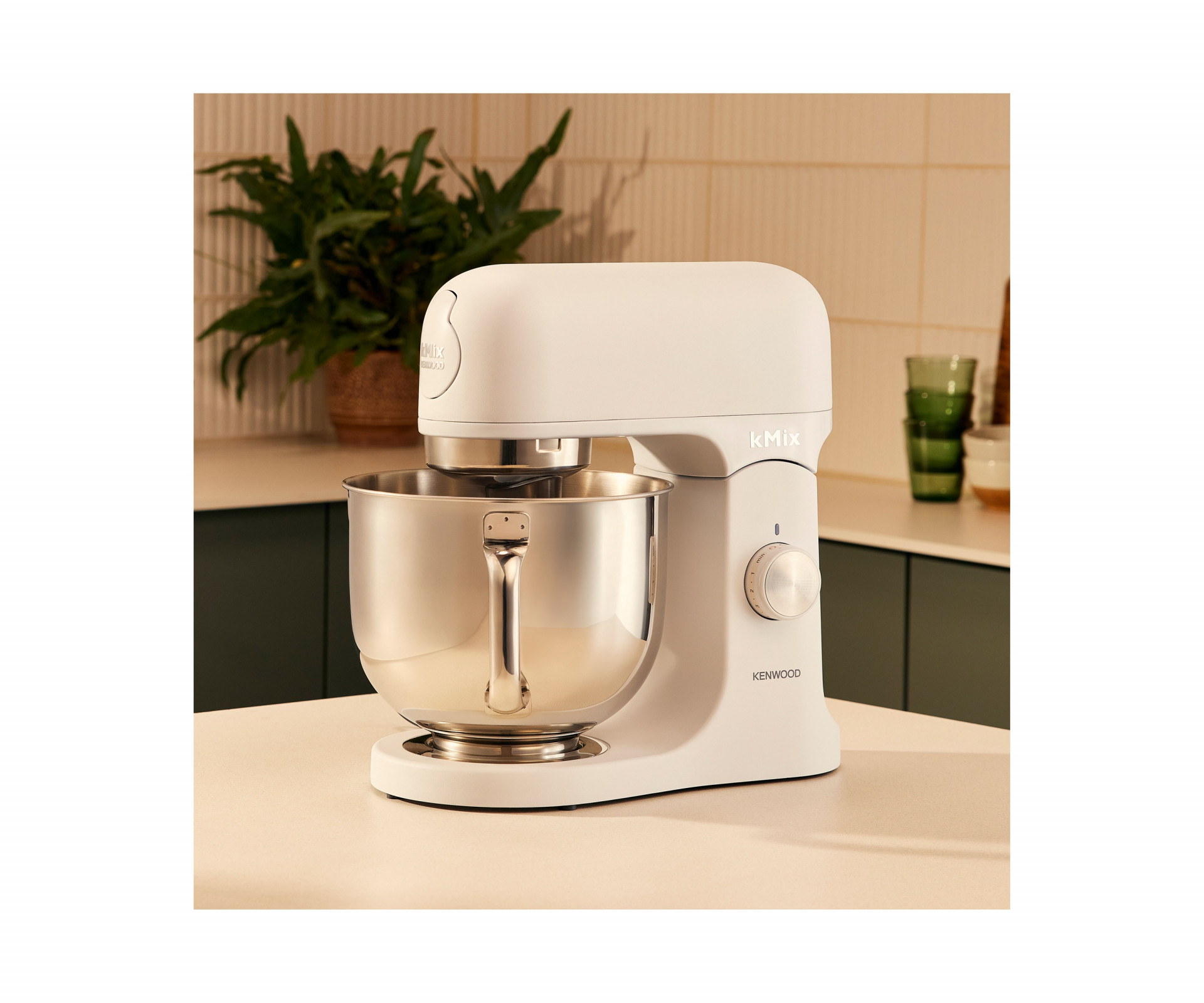 Kenwood kMix in Weiß – elegante Küchenmaschine mit 5,0 Liter Edelstahlschüssel.
