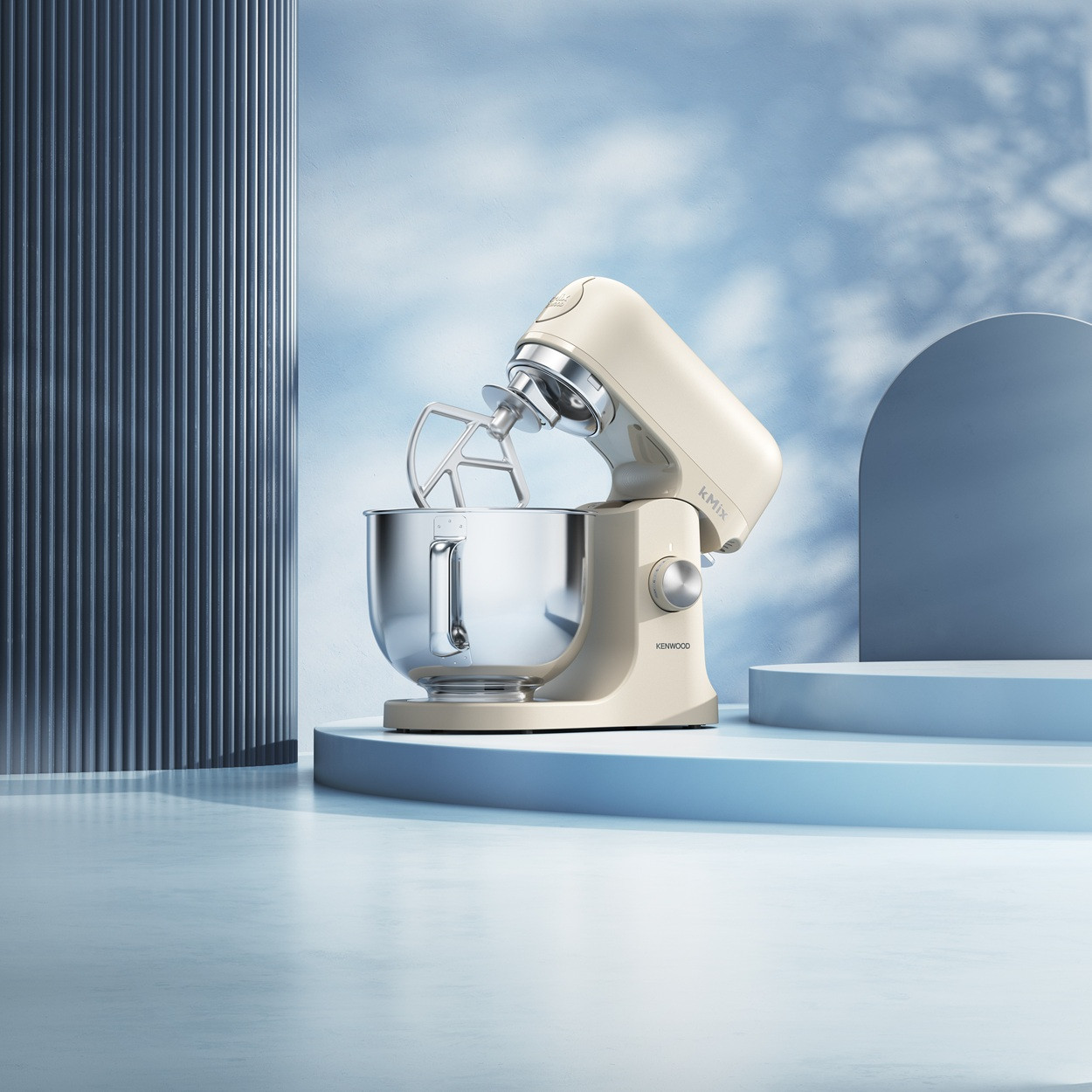 Kenwood kMix Küchenmaschine in Creme – kompakte Powermaschine mit stilvollem Design.