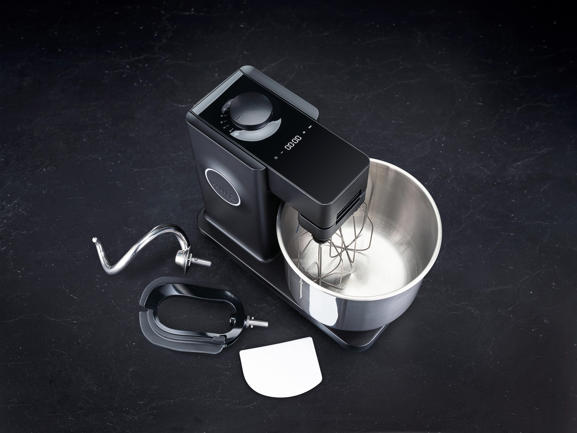 Wilfa Probaker NXT grau – Draufsicht mit Zubehör: Knethaken, Flexi Whisk und doppelter Schneebesen.